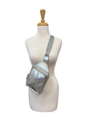 NEW BÉIS x Chipotle The Napkin Sling in Foil Silver Bag